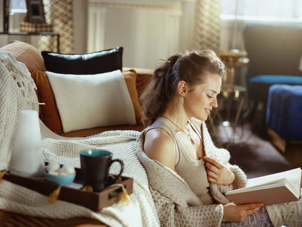 Feliz Mujer Moderna Punto Acogedor Cárdigan Con Bandeja Lámpara Aroma — Foto de Stock