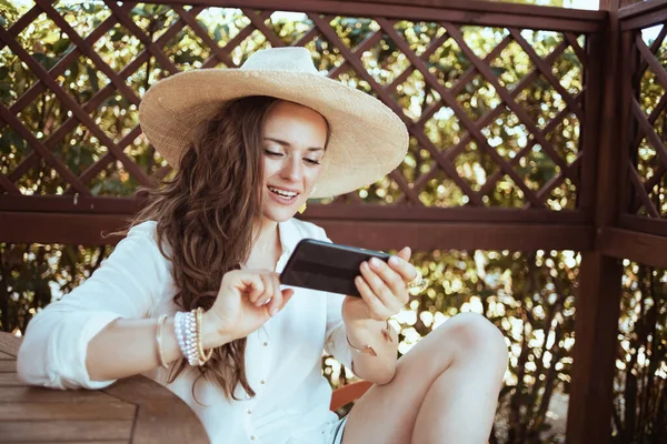 Surprised Modern Middle Aged Housewife White Shirt Hat Using Smartphone — Stock Photo, Image