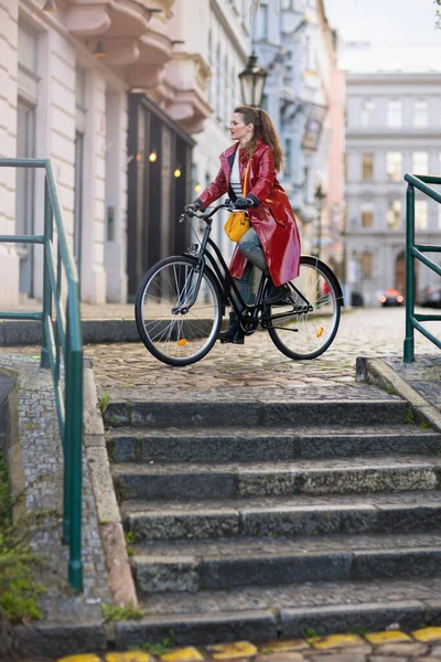 Mulher Moderna Capa Chuva Vermelha Livre Cidade Andar Bicicleta — Fotografia de Stock