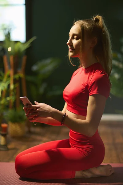 Modern Woman Red Fitness Clothes Smartphone Doing Yoga Modern Green — Foto Stock