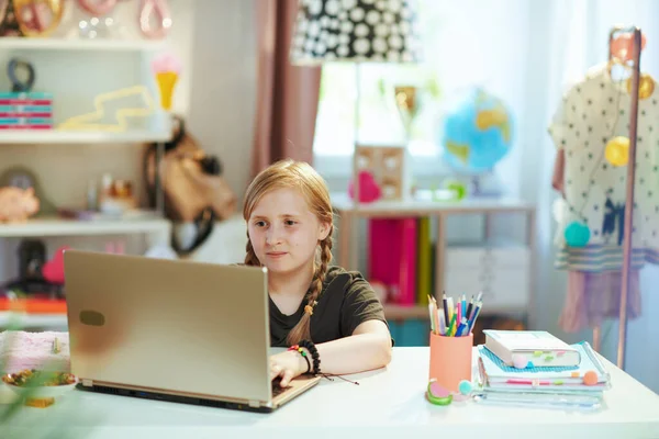 Nowoczesne Dziecko Szarej Koszuli Laptopem Nauczanie Domowe Domu Słoneczny Dzień — Zdjęcie stockowe