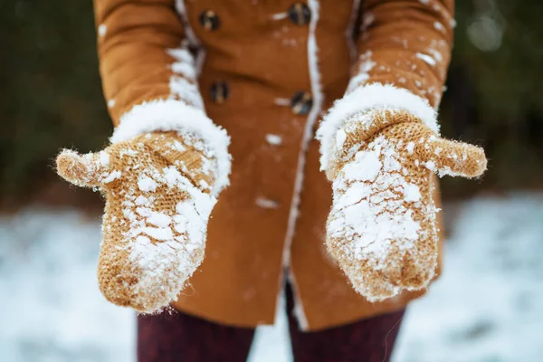 Close Mulher Fora Parque Cidade Inverno Mostrando Luvas Nevadas — Fotografia de Stock