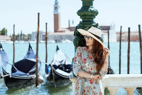 Relaxed Modern Middle Aged Traveller Woman Floral Dress Sunglasses Hat — Foto Stock