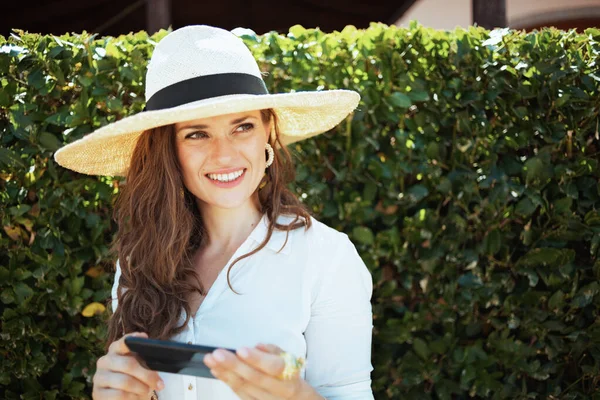 Smiling Stylish Years Old Woman White Shirt Hat Using Smartphone — Stockfoto