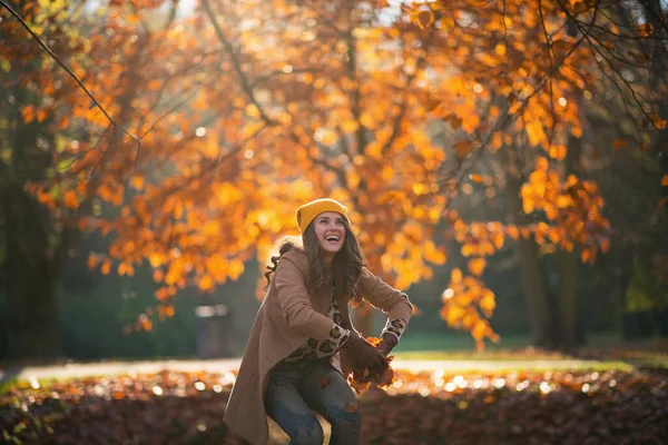 Hello September Smiling Stylish Woman Beige Coat Orange Hat Throws — Stockfoto