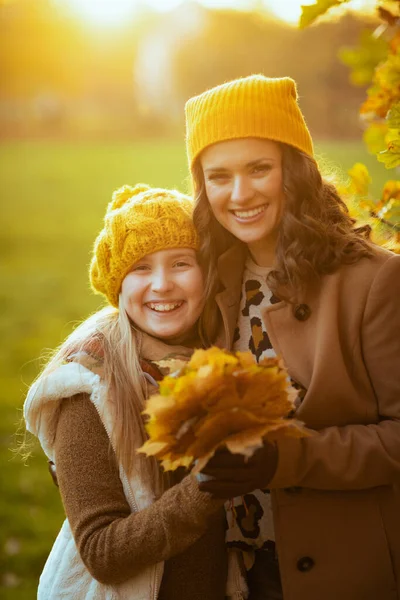 Hello September Smiling Young Mother Child Orange Hats Autumn Yellow — Φωτογραφία Αρχείου