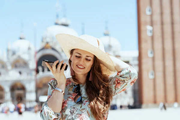 Happy Modern Solo Tourist Woman Floral Dress Sunglasses Hat Speaking — Foto Stock