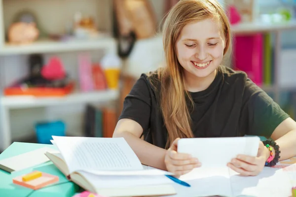 Pupila Moderna Feliz Camisa Gris Con Tableta Que Tiene Educación — Foto de Stock