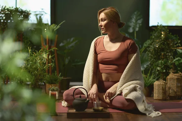 Modern Yeşil Evde Çay Içen Yaşında Bir Hanımı — Stok fotoğraf