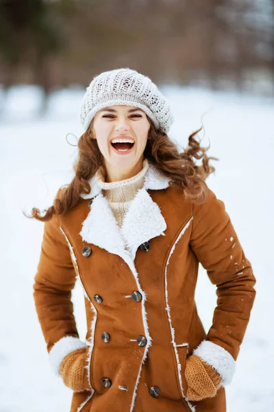 Uśmiechnięta Letnia Kobieta Rękawiczkach Dzianinie Płaszczu Owczej Skóry Zewnątrz Parku — Zdjęcie stockowe