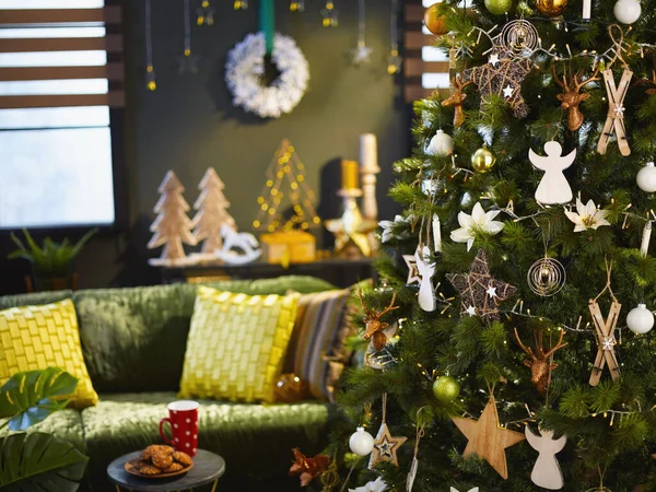 Karácsonyi Díszített Zöld Modern Ház Nagy Karácsonyfa — Stock Fotó