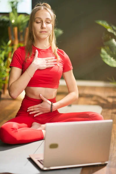 Young Female Red Fitness Clothes Yoga Mat Laptop Doing Yoga — Stockfoto