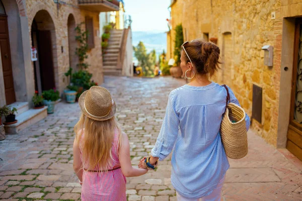 Travel Italy Seen Trendy Mother Daughter Tuscany Italy Sightseeing Pienza — Stockfoto