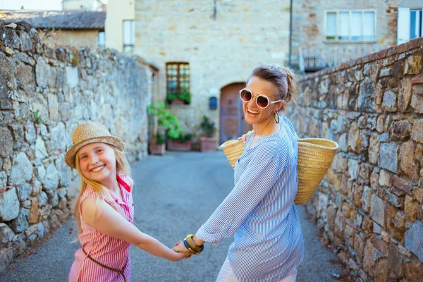 Travel Italy Smiling Modern Mother Daughter Tourists Tuscany Italy Sightseeing — Fotografia de Stock