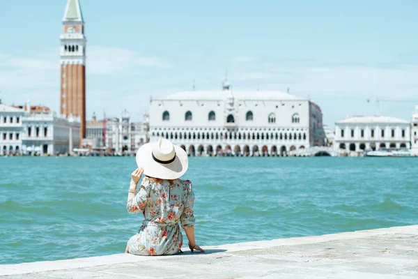 Seen Stylish Solo Traveller Woman Floral Dress Hat Sitting Waterfront — Stock Photo, Image