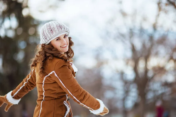 Happy Stylish Woman Mittens Knitted Hat Sheepskin Coat Rejoicing City — Stock Photo, Image