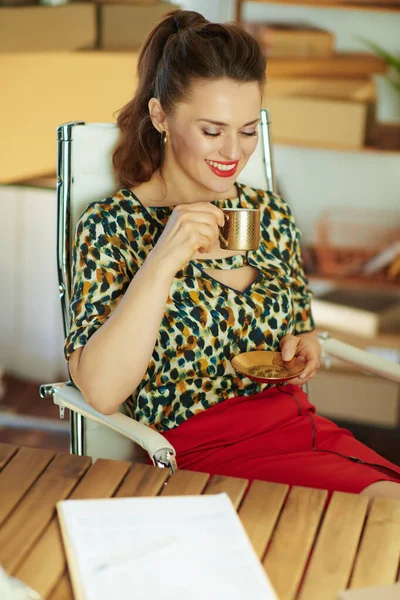 Lächelnde Junge Kleinunternehmerin Mit Einer Tasse Kaffee Büro — Stockfoto