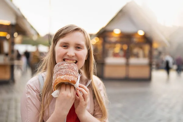 Felice Bambino Moderno Alla Fiera Città Mangiare Trdelnik — Foto Stock