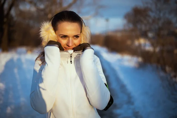 Smiling Fitness Woman White Jacket Ear Warmer Outdoors City Park — Stock fotografie