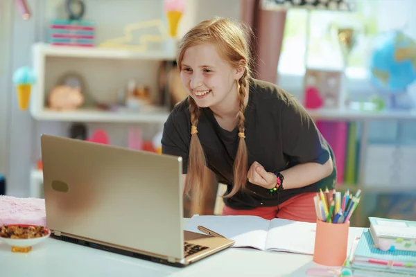Uśmiechnięte Nowoczesne Dziecko Szarej Koszuli Laptopem Skoroszytem Nauki Domu Radujące — Zdjęcie stockowe