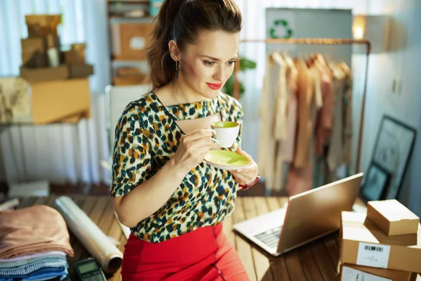 Pensativa Moderna Propietaria Una Pequeña Empresa Mujer Con Taza Café — Foto de Stock