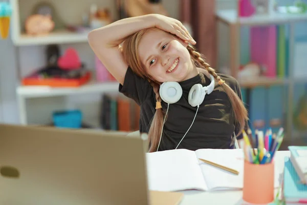 Uśmiechnięte Nowoczesne Dziecko Szarej Koszuli Laptopem Słuchawkami Skoroszytem Nauki Odległość — Zdjęcie stockowe