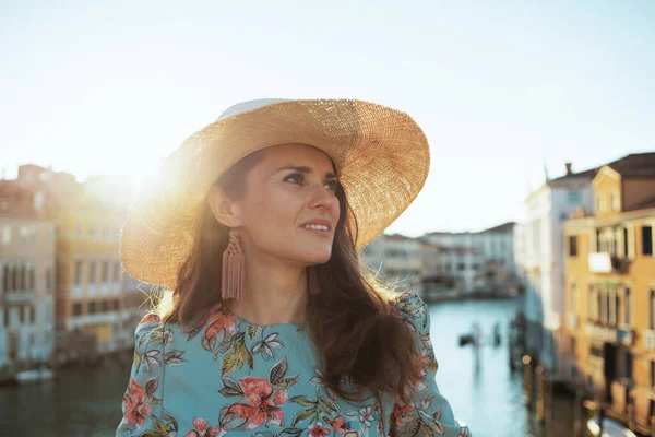 Donna Turistica Tendenza Abito Floreale Con Cappello Con Tour Piedi — Foto Stock