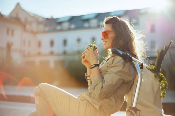 Lächelnd Stilvolle Jährige Frau Mit Sonnenbrille Und Overall Mit Tragetasche — Stockfoto