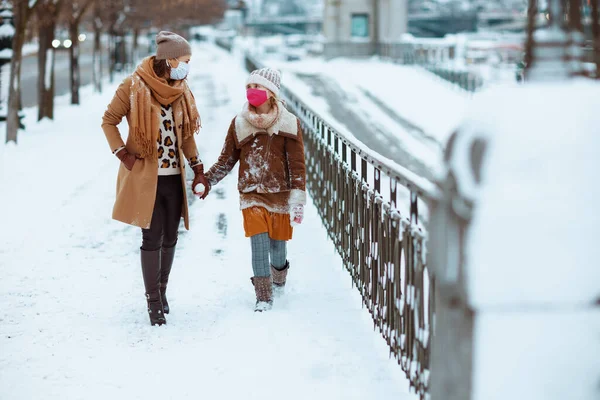 Full Length Portrait Stylish Mother Daughter Knitted Hats Coats Medical - Stock-foto