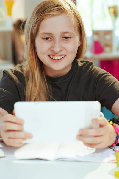 Uśmiechnięta Nowoczesna Uczennica Szarej Koszuli Tabletem Edukacji Odległość Domu Słoneczny — Zdjęcie stockowe