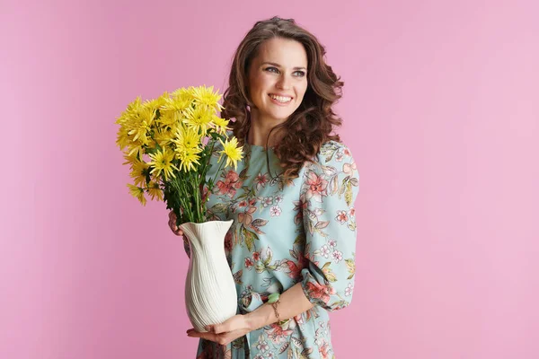 Glücklich Elegante Frau Mittleren Alters Floralem Kleid Mit Gelben Chrysanthemen — Stockfoto