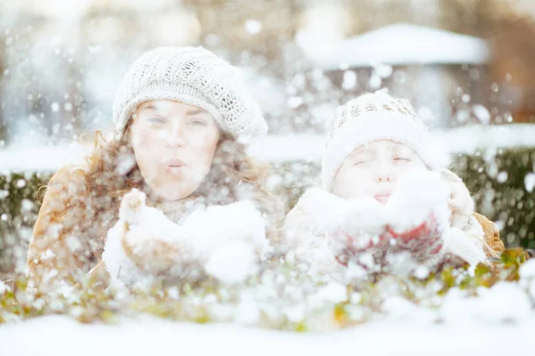 Smiling Elegant Mother Daughter Knitted Hats Sheepskin Coats Outdoors City — Stock Photo, Image