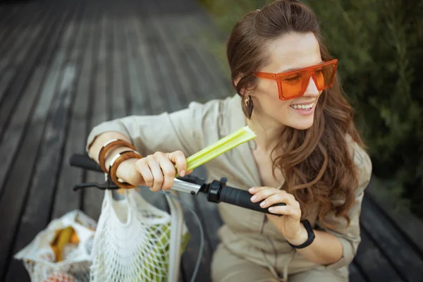 Улыбающаяся Модная Летняя Женщина Солнечных Очках Целом Струнной Сумкой Скутером — стоковое фото
