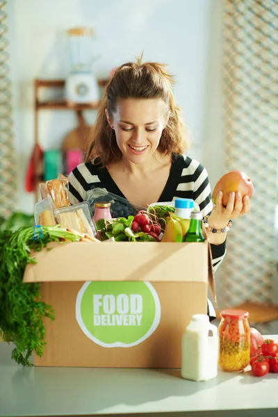 Dostawa Żywności Szczęśliwy Nowoczesny Kobieta Pudełka Żywności Mango Kuchni — Zdjęcie stockowe