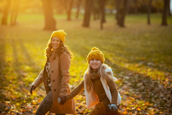 ลาคม มแม และล กสาวสม ยใหม ในหมวกส มกลางแจ งในสวนสาธารณะในฤด ใบไม วงเพล — ภาพถ่ายสต็อก