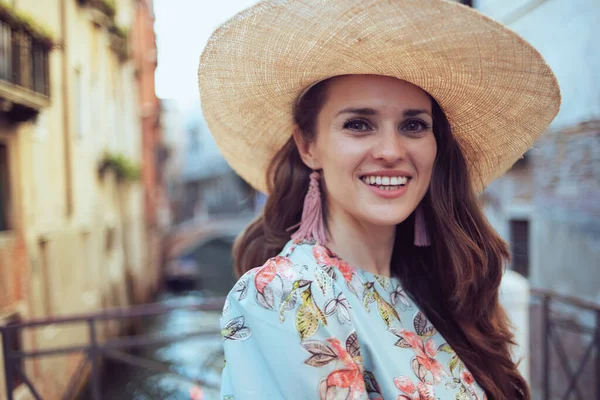 Portrait Smiling Elegant Woman Floral Dress Hat Enjoying Promenade Venice — Photo