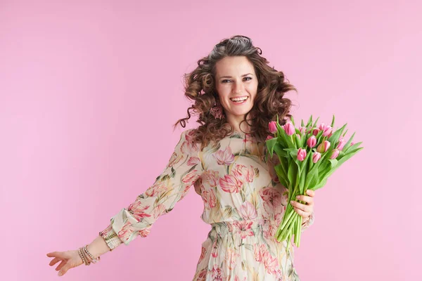 Feliz Mujer Moderna Años Vestido Floral Con Tulipanes Ramo Saltando — Foto de Stock
