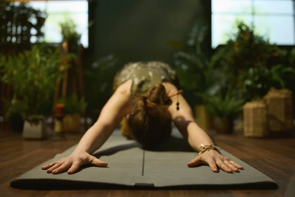 Primer Plano Sobre Mujer Con Esterilla Yoga Haciendo Yoga Sala —  Fotos de Stock