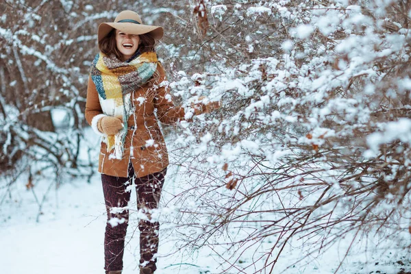 Usmívající Moderní Čtyřicetiletá Žena Hnědém Klobouku Šále Venku Zimním Parku — Stock fotografie