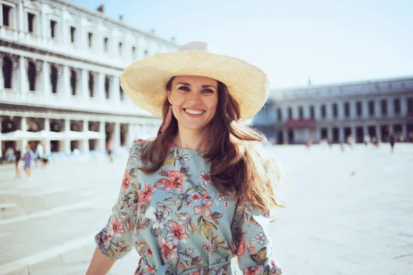 Happy Stylish Solo Traveller Woman Floral Dress Hat Exploring Attractions — Foto Stock