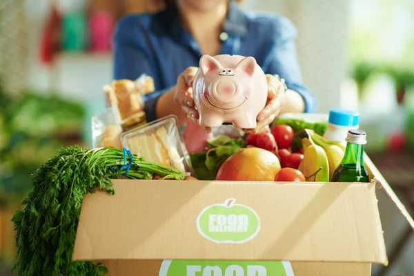 Entrega Comida Primer Plano Mujer Con Caja Comida Alcancía Cocina — Foto de Stock