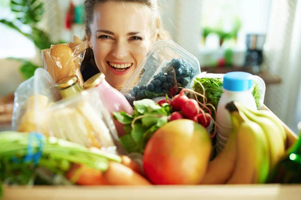 Consegna Del Cibo Felice Moderna Casalinga Mezza Età Con Scatola — Foto Stock