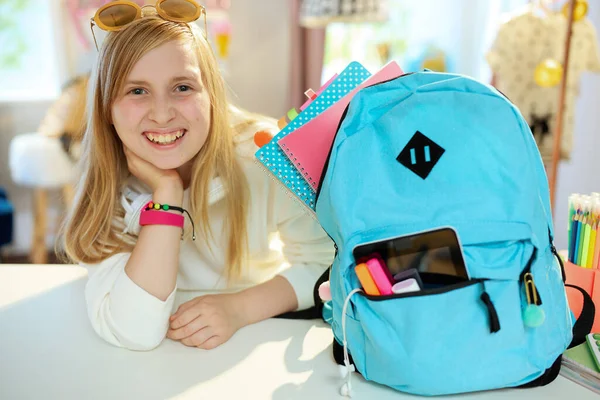 Glückliches Modernes Schulmädchen Mit Arbeitsbüchern Und Blauem Rucksack Weißem Sweatshirt — Stockfoto