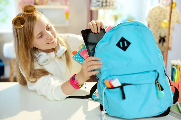 Glückliches Modernes Schulmädchen Mit Tablet Arbeitsbüchern Und Blauem Rucksack Für — Stockfoto