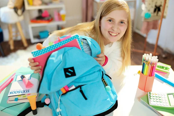 Glückliches Modernes Schulmädchen Mit Arbeitsmappen Und Blauem Rucksack Für Die — Stockfoto