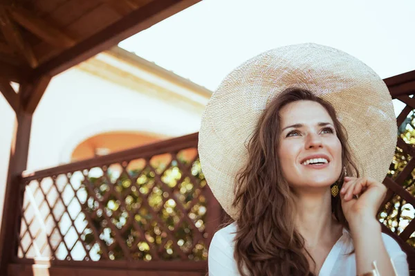 Happy Trendy Middle Aged Housewife White Shirt Hat Patio — Stockfoto