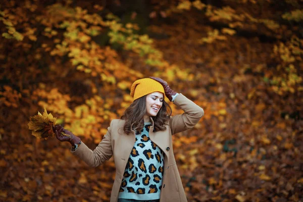 Dzień Dobry Wrzesień Uśmiechnięta Modna Kobieta Beżowym Płaszczu Pomarańczowym Kapeluszu — Zdjęcie stockowe