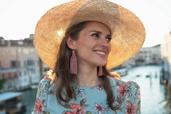 Happy Young Solo Tourist Woman Floral Dress Hat Sightseeing Accademia — Fotografia de Stock