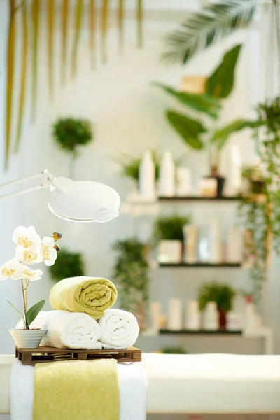 Towels Massage Table Modern Beauty Salon —  Fotos de Stock