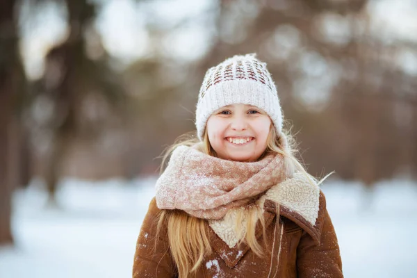 Портрет Улыбающегося Стильного Ребенка Городском Парке Зимой Трикотажной Шляпе Овечьей — стоковое фото